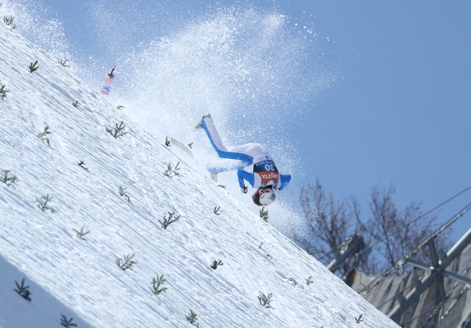 Der Norweger Daniel Andre Tande ist im Probedurchgang vor dem Skifliegen in Planica schwer gestürzt. 
