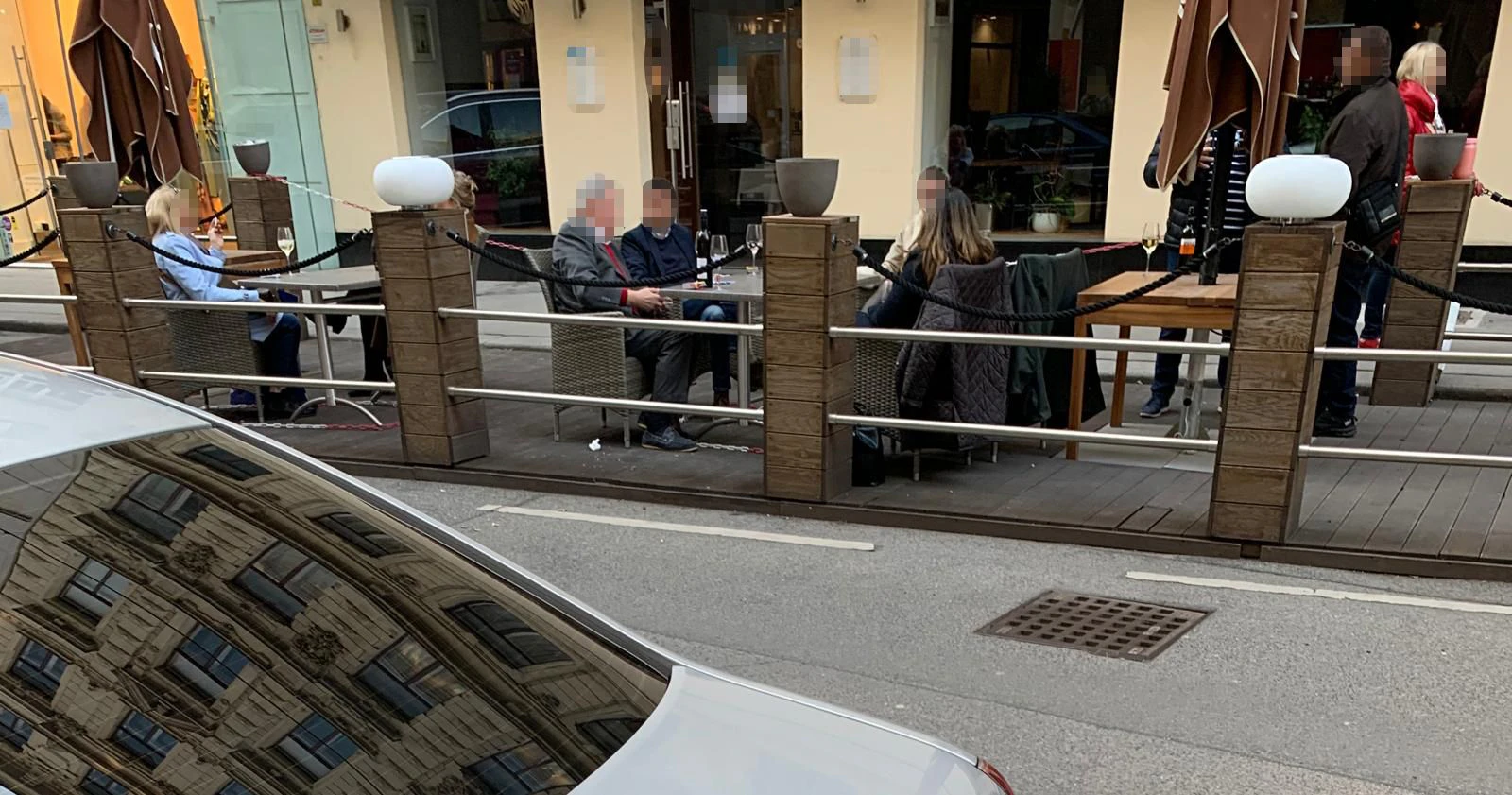 In einem Schanigarten in der Wiener Innenstadt wird bereits der Wein getrunken.