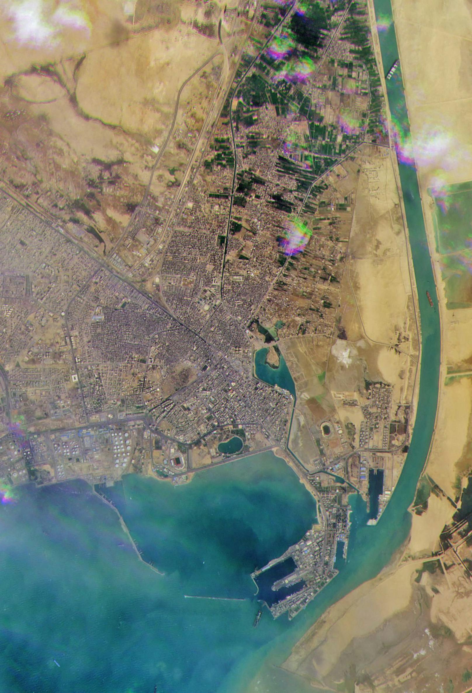 In der 150-jährigen Geschichte des Kanals ist das noch nie passiert: Ein Containerschiff von der Größe eines Wolkenkratzers liegt quer im Suezkanal.