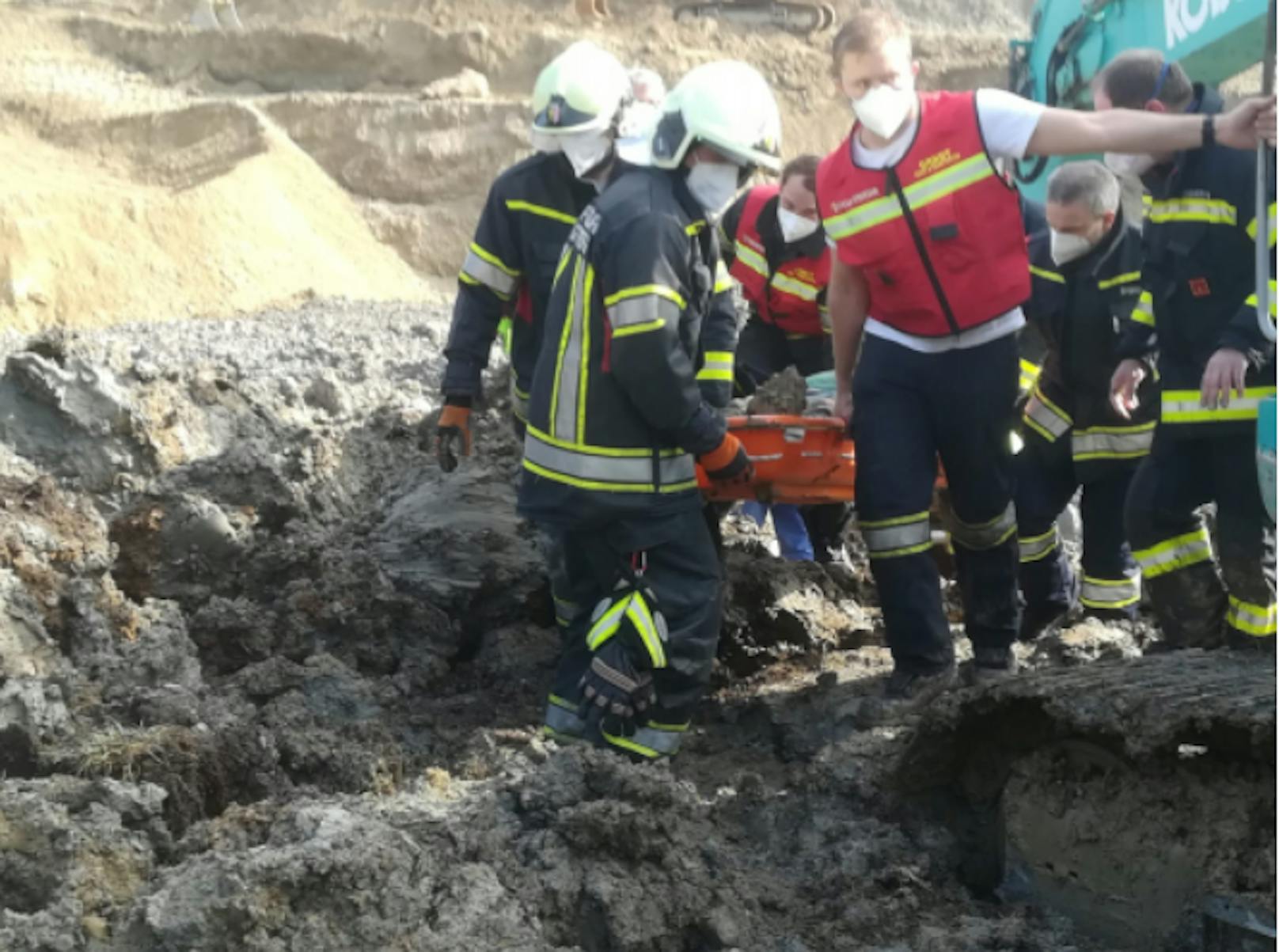 Die Freiwillige Feuerwehr Geretsberg (Bez. Braunau) befreite den Arbeiter aus der Grube.