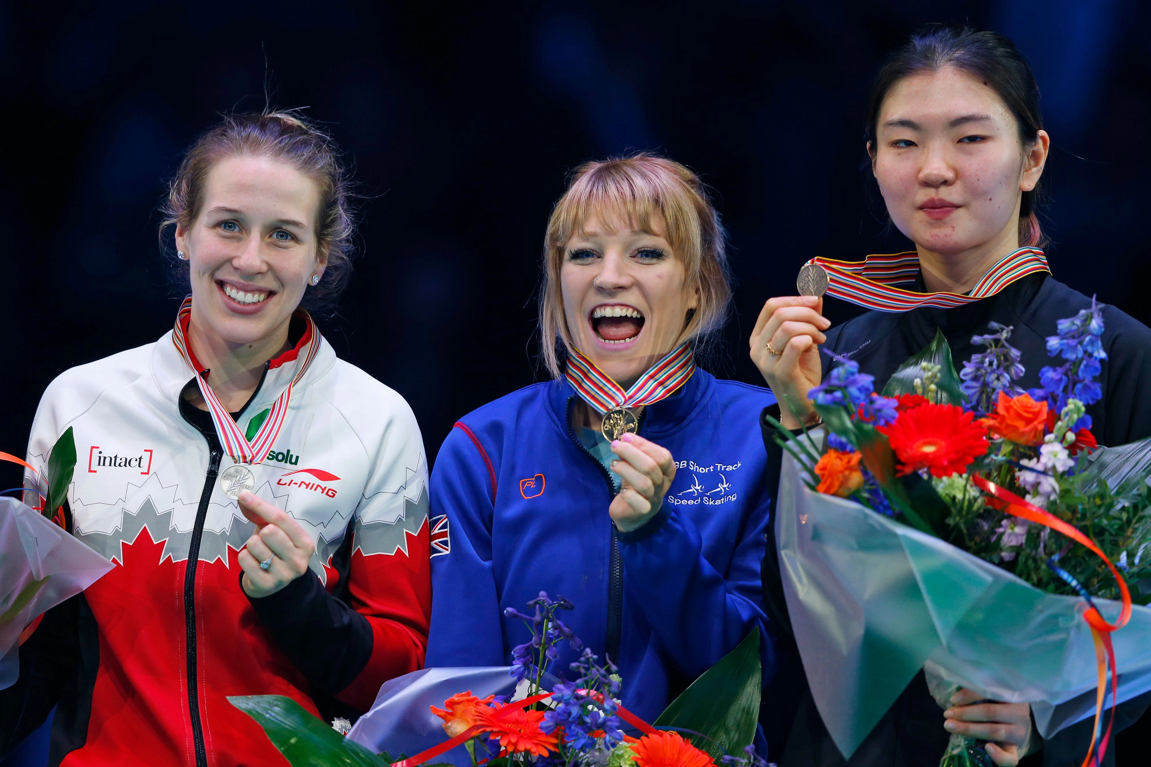 Weltmeisterin Elise Christie (Mitte) 2017 mit einer ihrer Goldmedaillen.