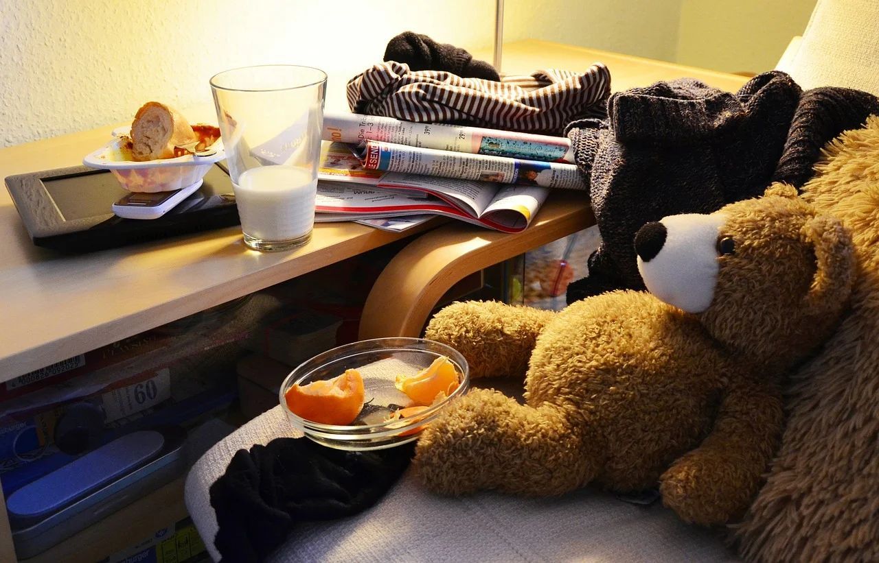 Manchmal ist der Teddybär das letzte Überbleibsel, das in einem Teenager-Zimmer an die Kindertage erinnert.