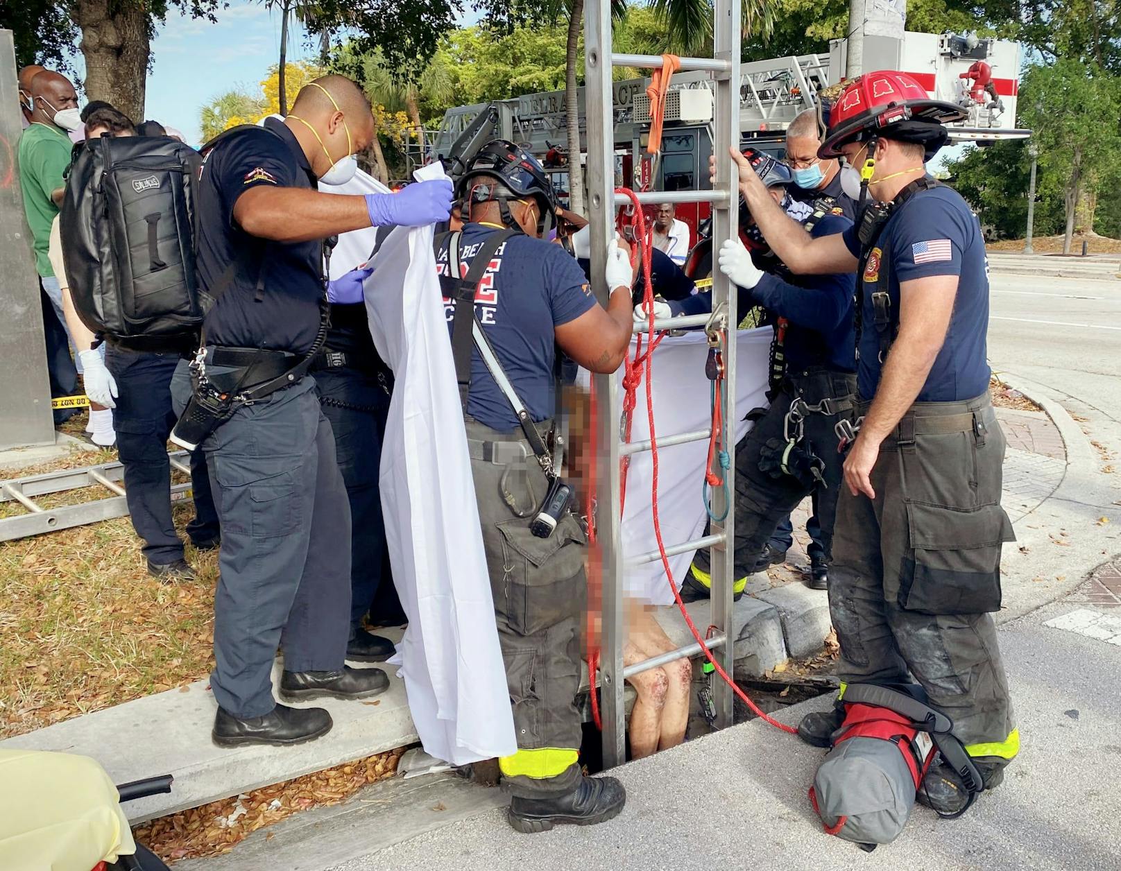 Im US-Bundesstaat Florida wurde eine Frau drei Wochen lang vermisst. Nun haben Feuerwehrleute die 43-Jährige aus einem Abwasserrohr gerettet.