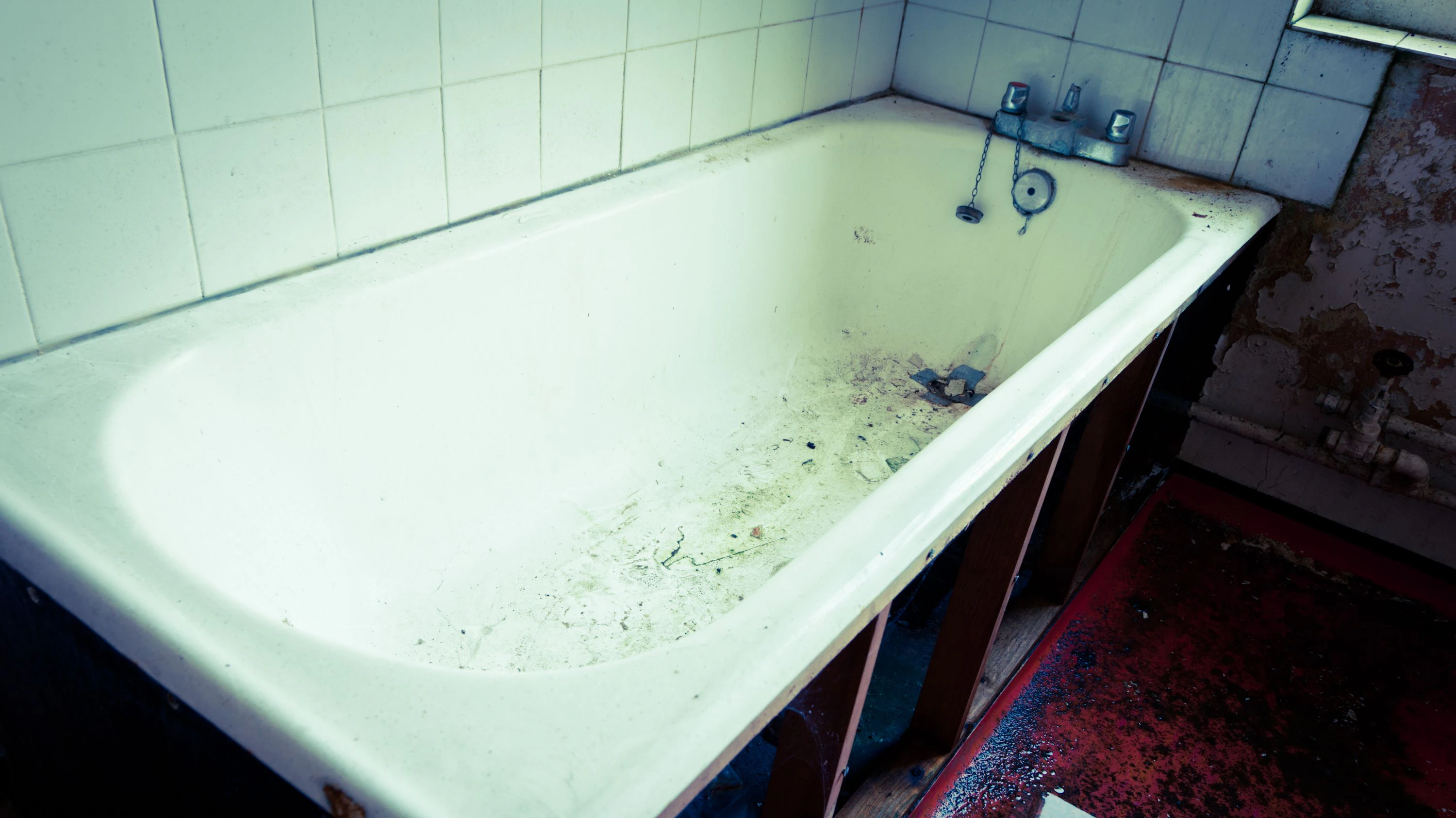 Was die Polizei im Badezimmer fand, war ein furchtbarer Anblick. 