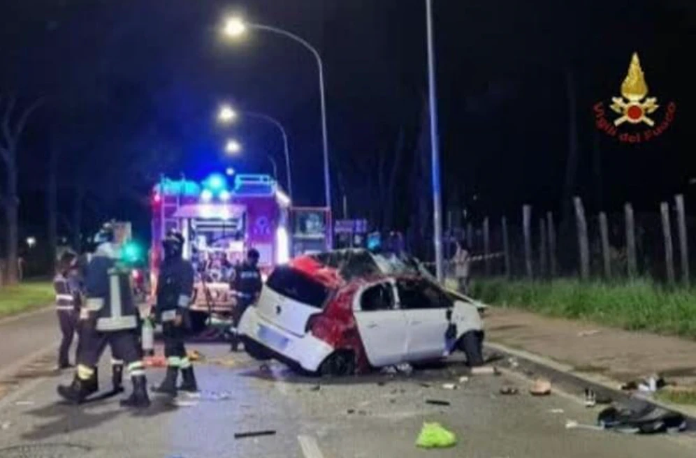 Die Feuerwehr teilt ein Foto vom Unfall-Wrack.