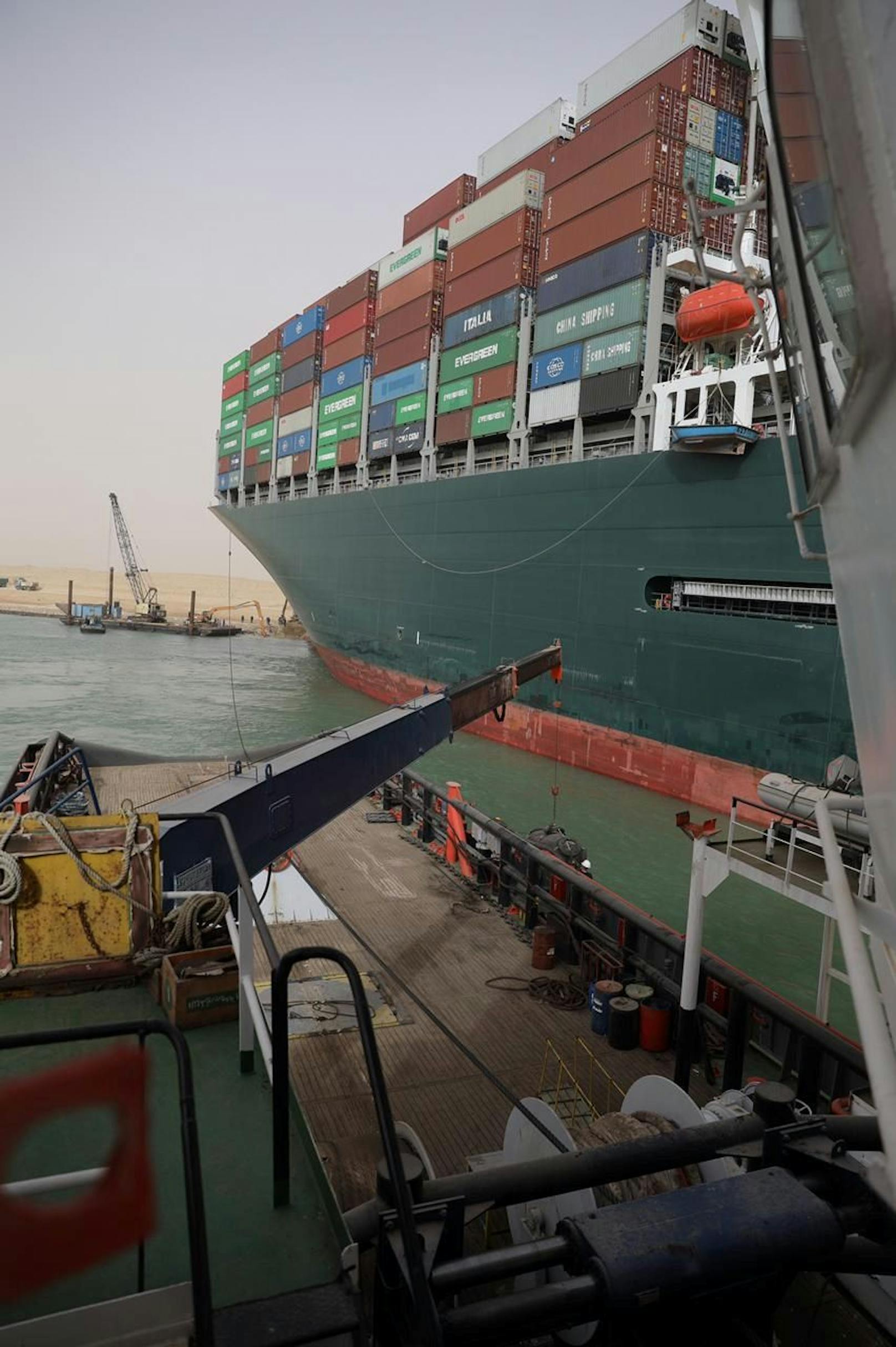In der 150-jährigen Geschichte des Kanals ist das noch nie passiert: Ein Containerschiff von der Größe eines Wolkenkratzers liegt quer im Suezkanal.