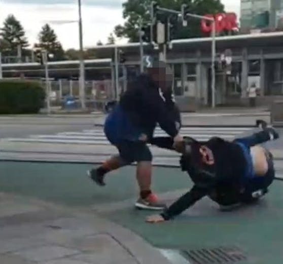 In Wien fingen zwei Männer zu streiten an.