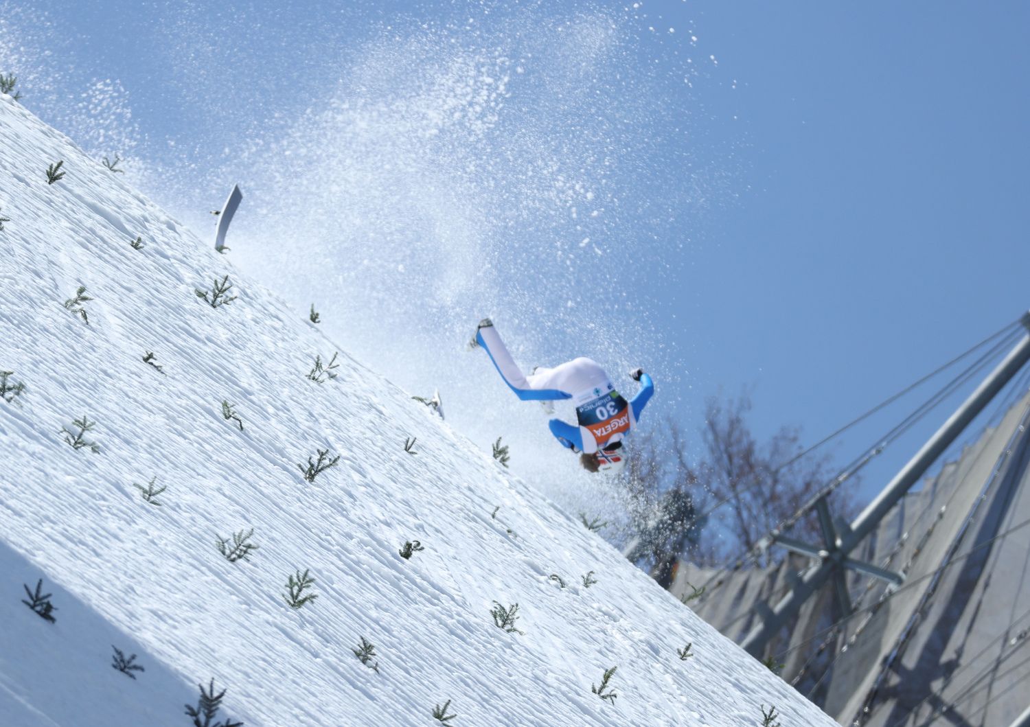 Der Norweger Daniel Andre Tande ist im Probedurchgang vor dem Skifliegen in Planica schwer gestürzt. 