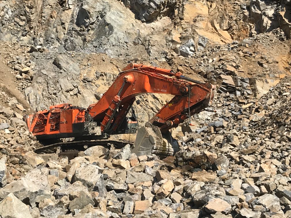 Der Bagger stürzte tief.