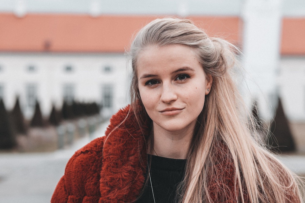 Julia Brandner macht sich in kurzen Clips über Klischees lustig.