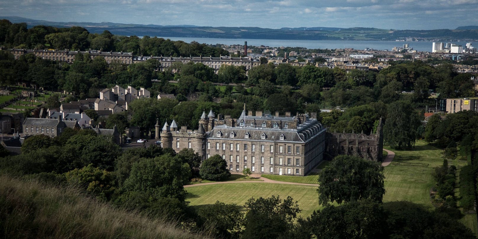 Der <strong>Holyrood Palast</strong> bei Edinburgh ist nicht nur eine Sommerresidenz von Queen Elizabeth II., sondern gilt auch als beliebte Sehenswürdigkeit.<br>
