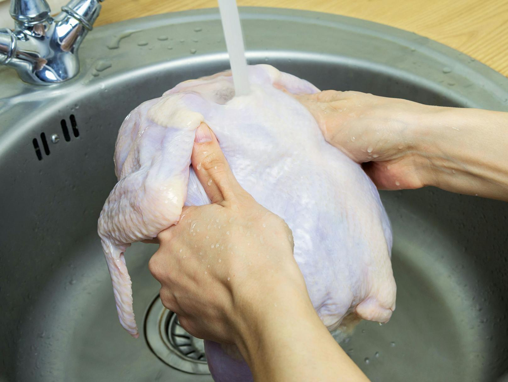Das Waschen von rohem Geflügelfleisch ist nicht nur überflüssig, sondern auch gefährlich.