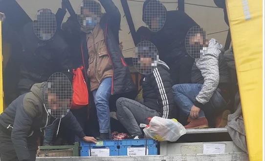 27 Personen fuhren auf der Ladefläche des Lkws mit.