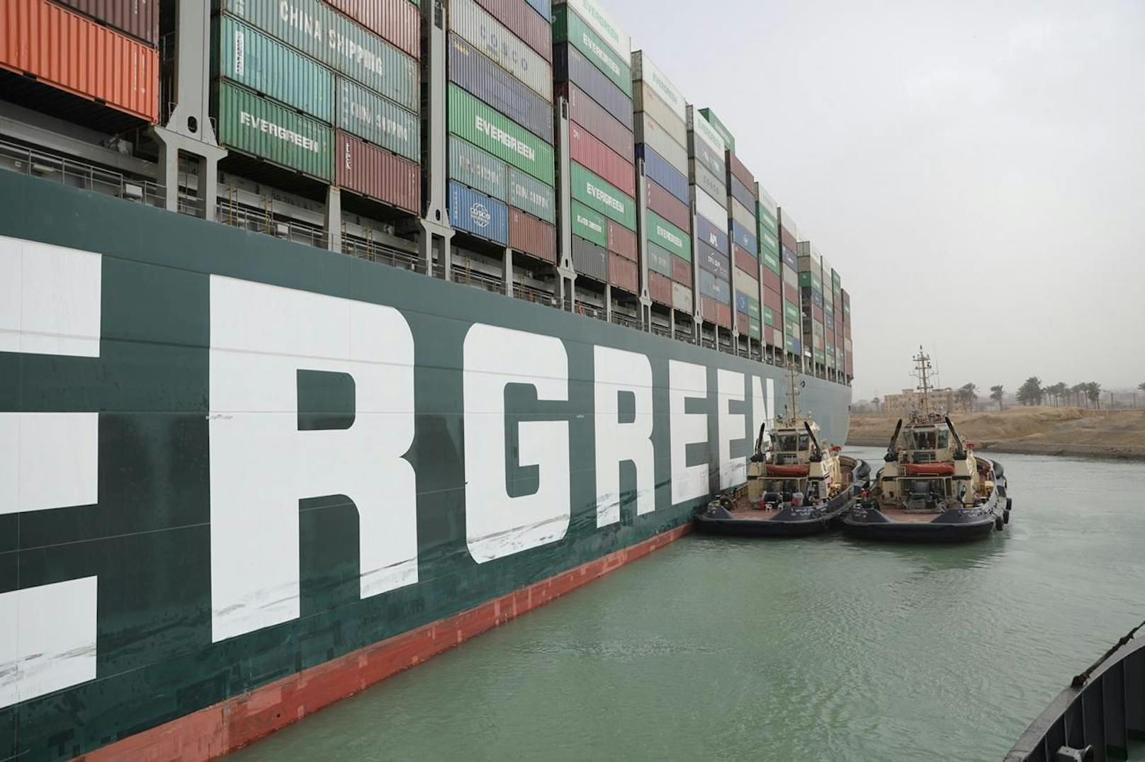 In der 150-jährigen Geschichte des Kanals ist das noch nie passiert: Ein Containerschiff von der Größe eines Wolkenkratzers liegt quer im Suezkanal.&nbsp;