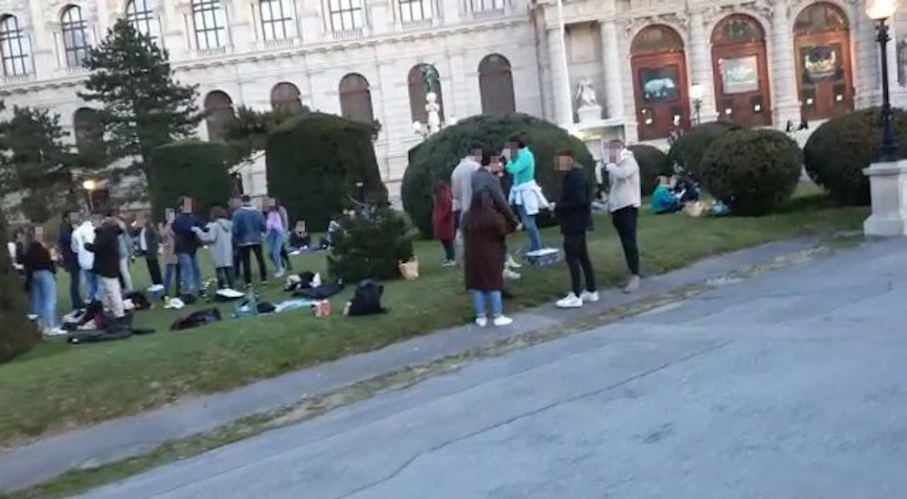 Die Jugendlichen hielten keine Abstände ein.