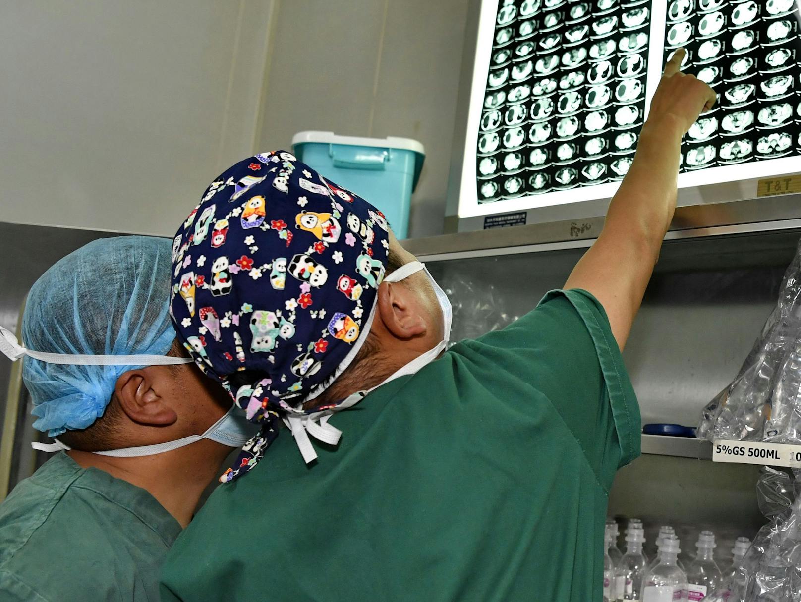 Tibetanische Ärzte besprechen die Behandlung einer Patientin mit Bandwurm. Symbolbild