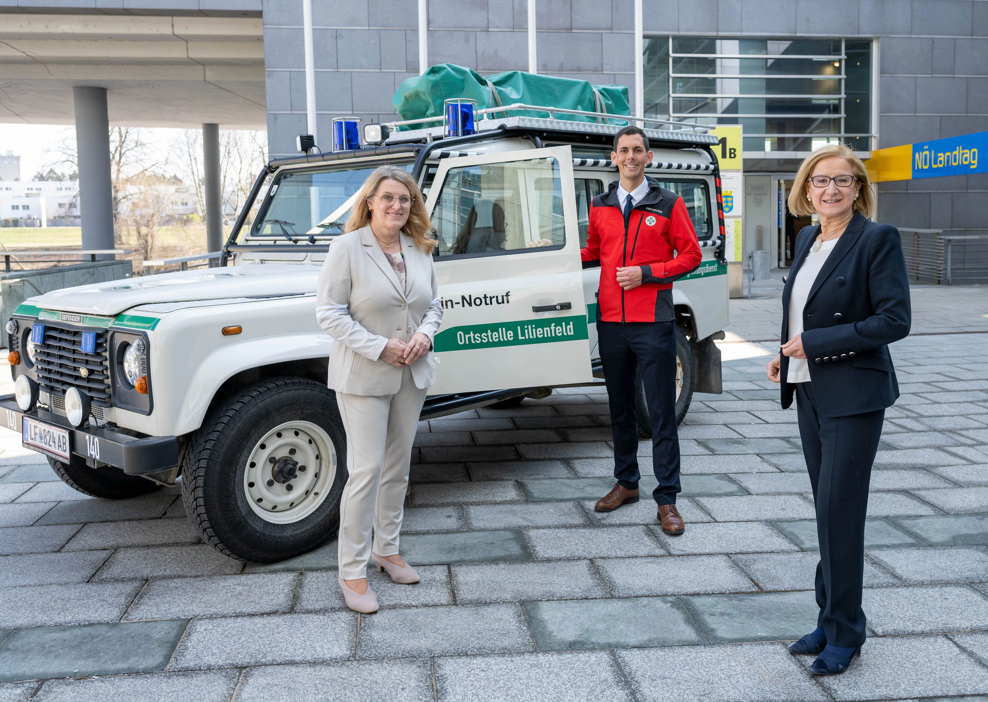 125 Jahre Bergrettung: Landesrätin Ulrike Königsberger-Ludwig, Matthias Cernusca, Landesleiter der Bergrettung NÖ/Wien, und Landeshauptfrau Johanna Mikl-Leitner (v.l.n.r.).