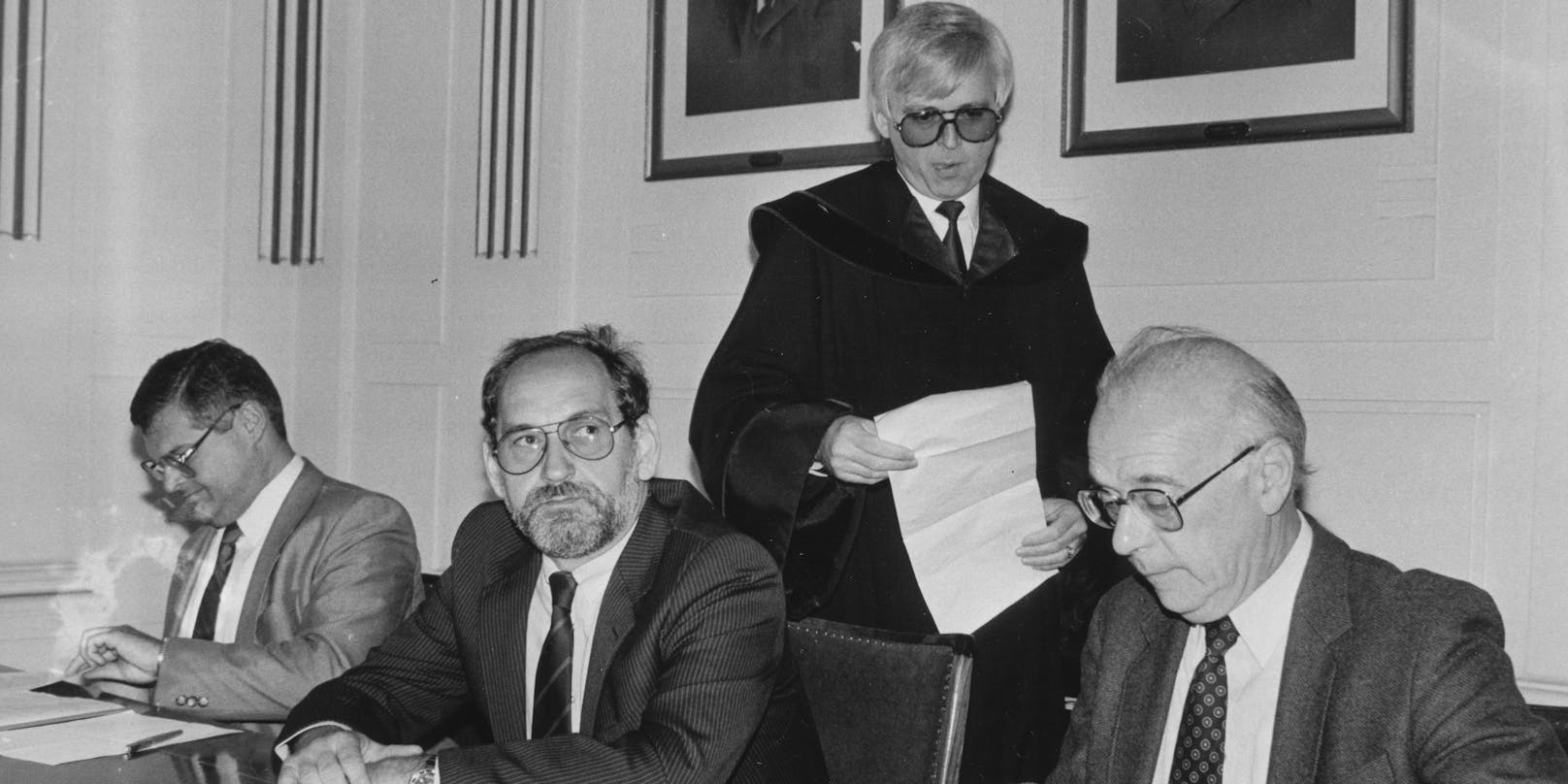 Alfred Worm (Redakteur der Zeitschrift profil) (zweiter von links) neben Richter Ernest Maurer (Mitte rechts) beim Prozess gegen den SPÖ-Vorsitzenden Fred Sinowatz im Wiener Landesgericht am 2. September 1987.