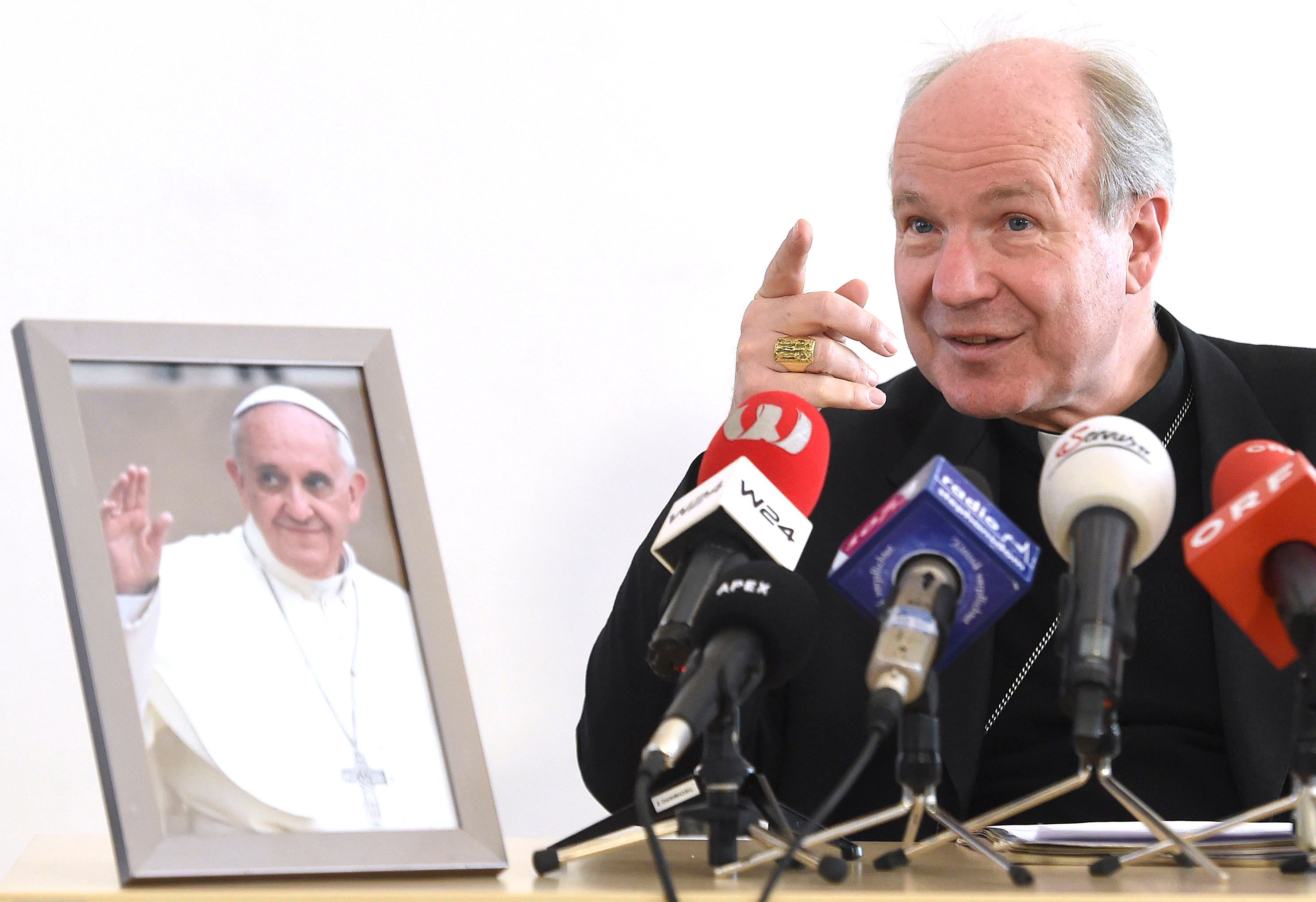 Christoph Schönborn muss auf einen Teil seines Gehalts verzichten.