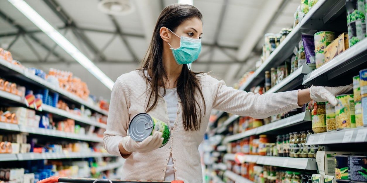 Eine Kundin trägt beim Einkaufen einen Mund-Nasen-Schutz