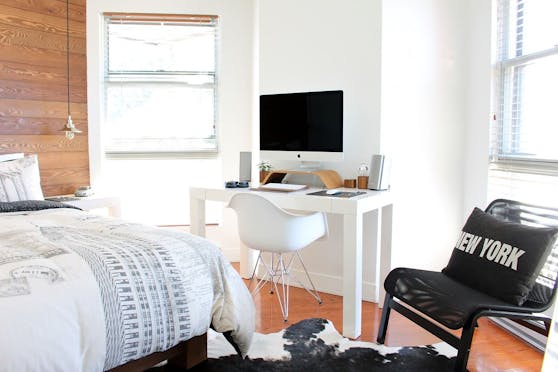 Schlafen, Arbeiten und Chillen funktioniert auch auf engstem Raum, wenn Bett, Schreibtisch und ein bequemer Stuhl im Jugendzimmer stehen. Die Innenjalousien lassen sich bei Bedarf schließen.