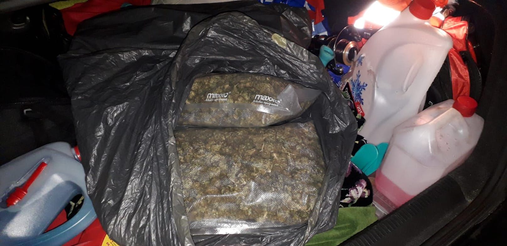Die Polizei Salzburg hat in einem Reisekoffer insgesamt rund 8 Kilogramm Cannabiskraut sichergestellt.