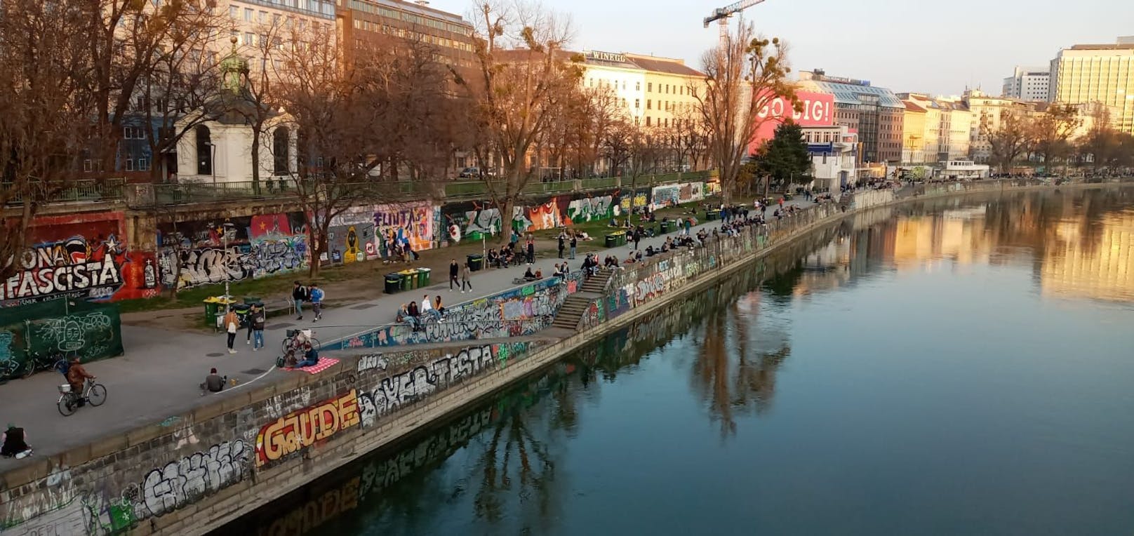 Unzählige Personen waren am Freitag am Donaukanal unterwegs.