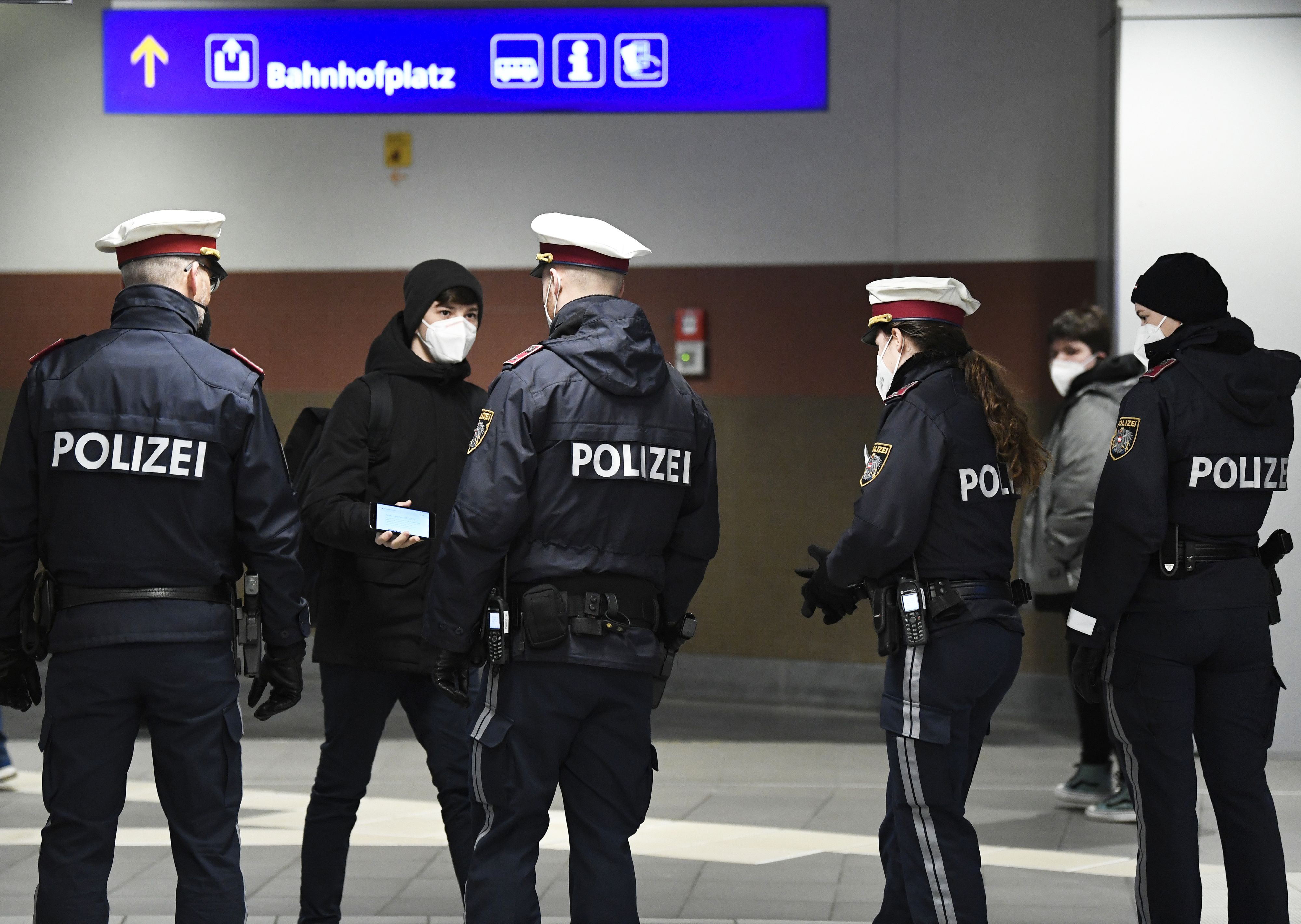 Eine Polizeikontrolle am Wiener Hauptbahnhof.
