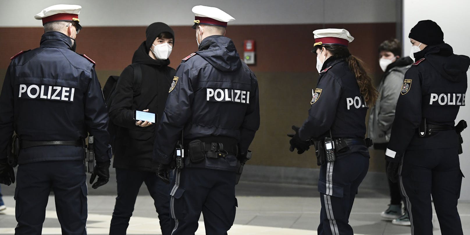 Eine Polizeikontrolle am Wiener Hauptbahnhof.