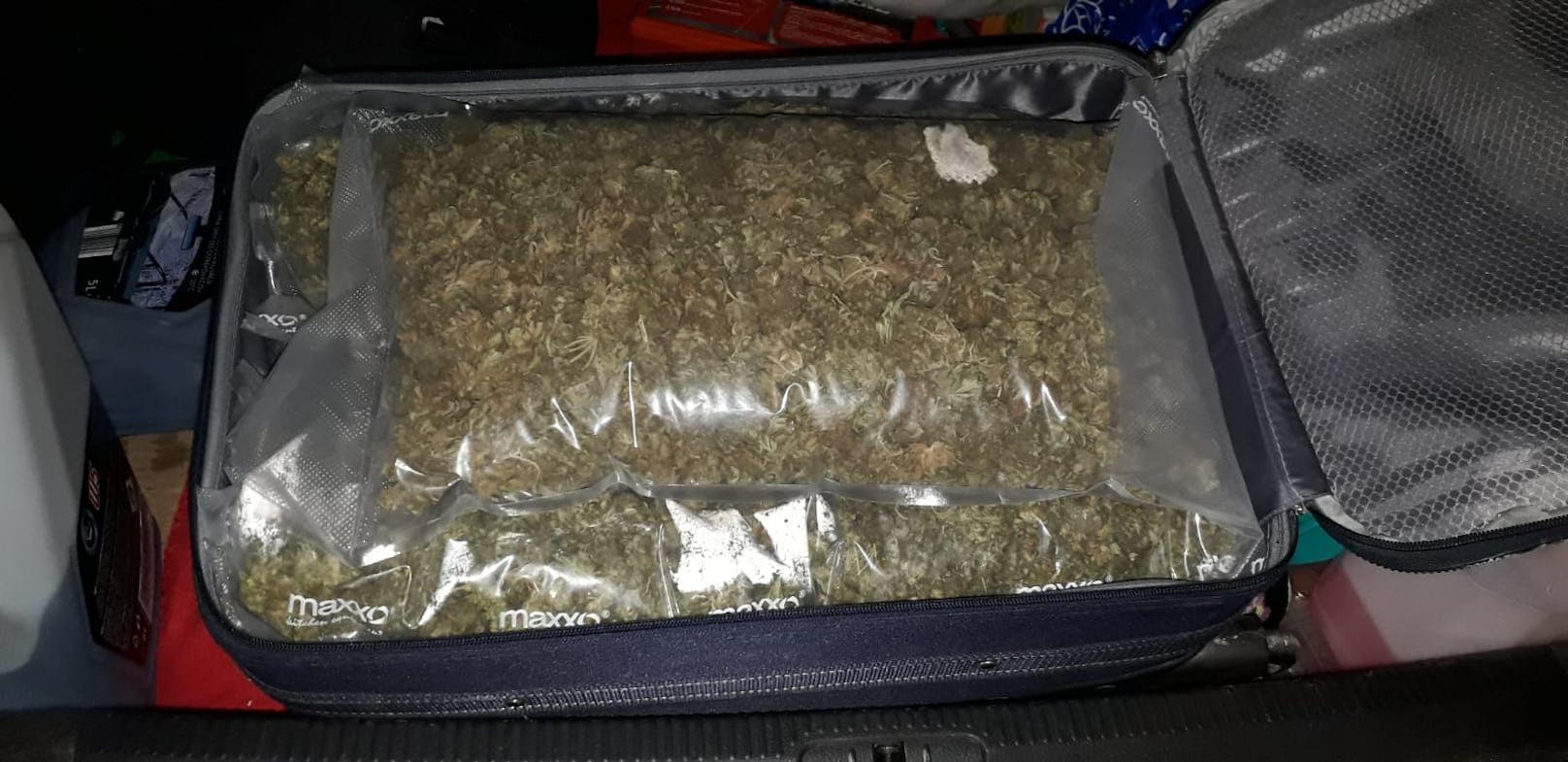 Die Polizei Salzburg hat in einem Reisekoffer insgesamt rund 8 Kilogramm Cannabiskraut sichergestellt.