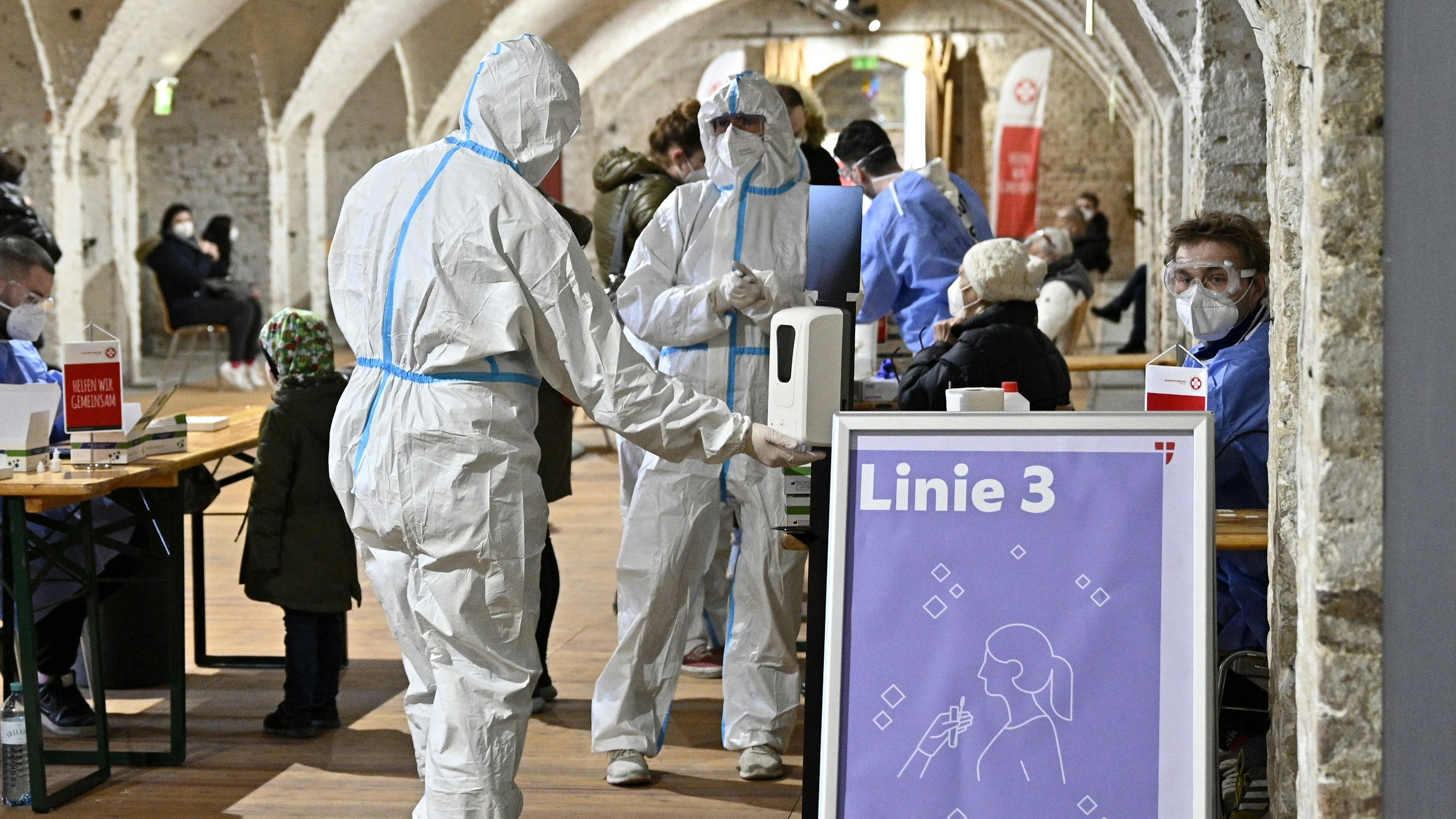 Corona-Teststraße im Schloss Neugebäude in Wien-Simmering