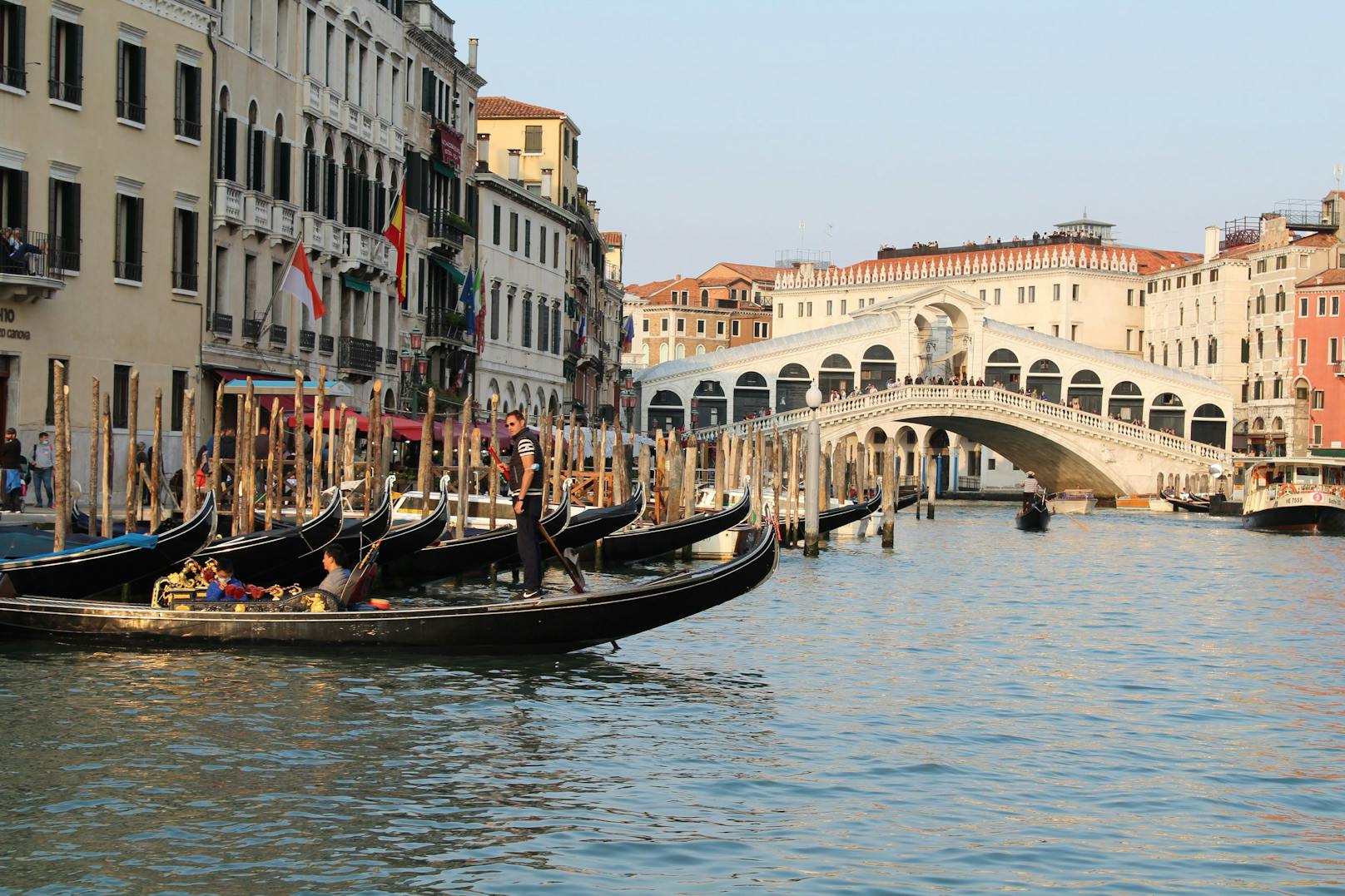 Zwei Burschen flitzten mit motorisierten Surfbrettern über den Canal Grande und erzürnten so den Bürgermeister Venedigs.