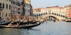 Mann springt für Likes von Dach in Venedigs Kanal