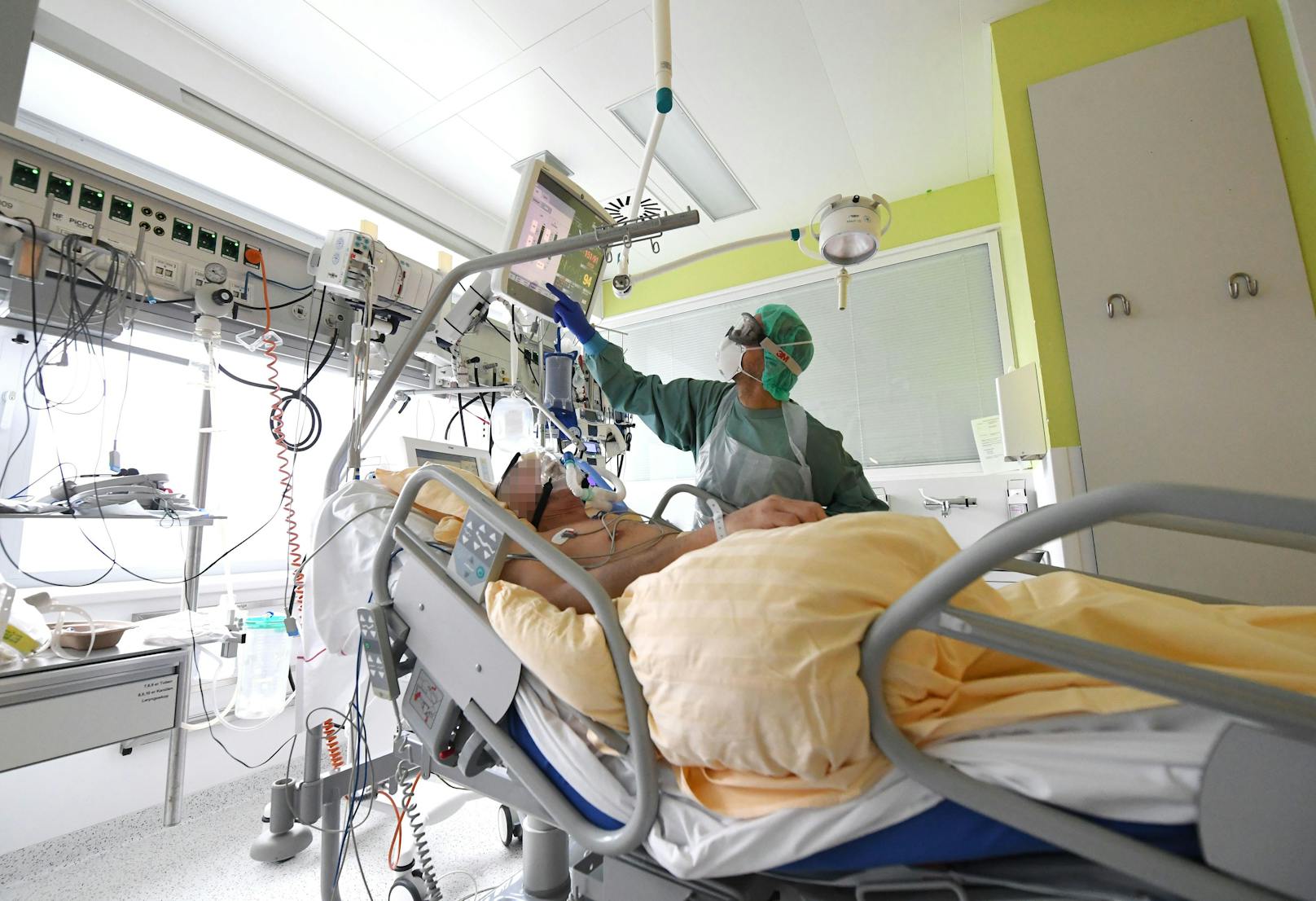 Ein Covid-Patient auf der Intensivstation in Tulln (Symbolbild).