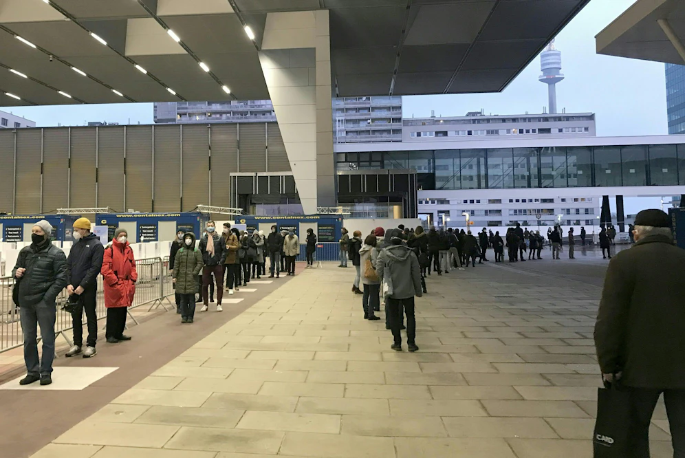 Am Donnerstag bildete sich vor dem Austria Center eine immens lange Warteschlange. Symbolbild. 