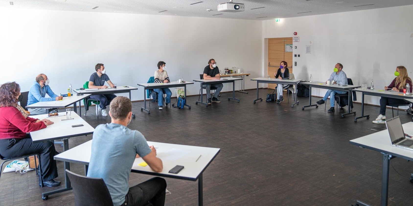 Die Tiroler Grünen bei ihrer Tagung – später fielen die Masken.