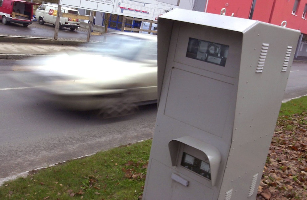 Auf der Jagd nach Schnellfahrern – ein Radargerät am Straßenrand. Symbolbild