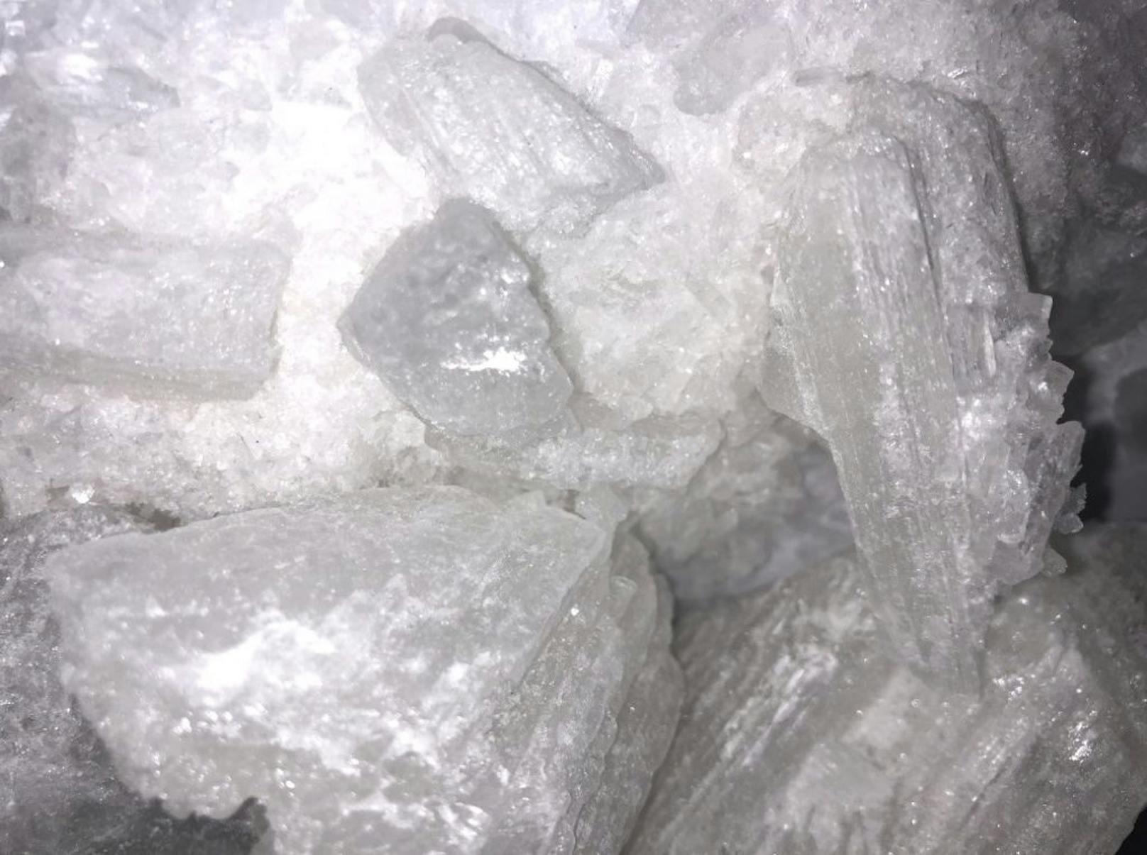 Insgesamt stellten die Beamten 624,4 Gramm Crystal Meth, 5,5 Gramm Kokain sowie eine fünfstellige Bargeldsumme sicher.