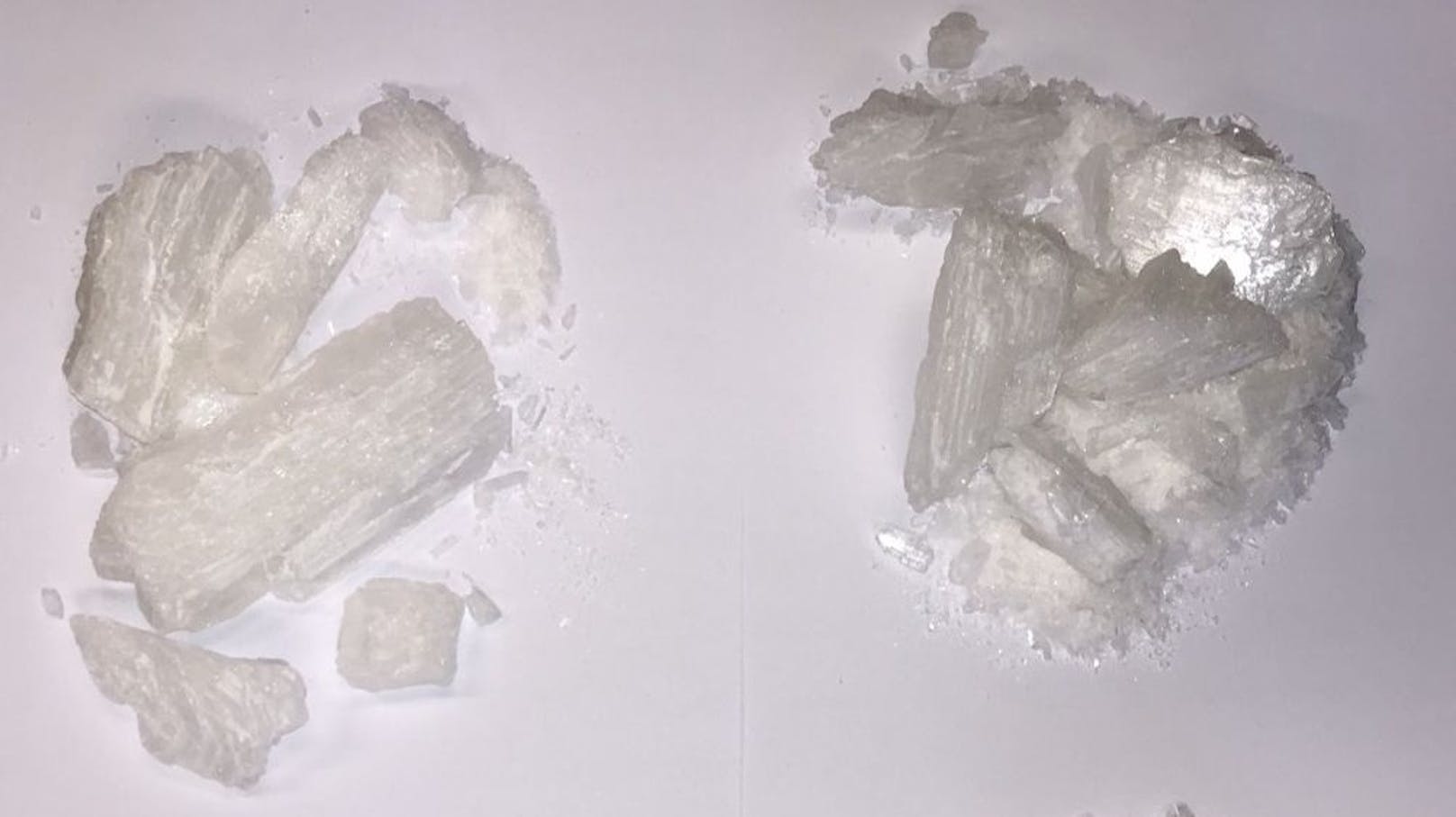 Insgesamt stellten die Beamten 624,4 Gramm Crystal Meth, 5,5 Gramm Kokain sowie eine fünfstellige Bargeldsumme sicher.