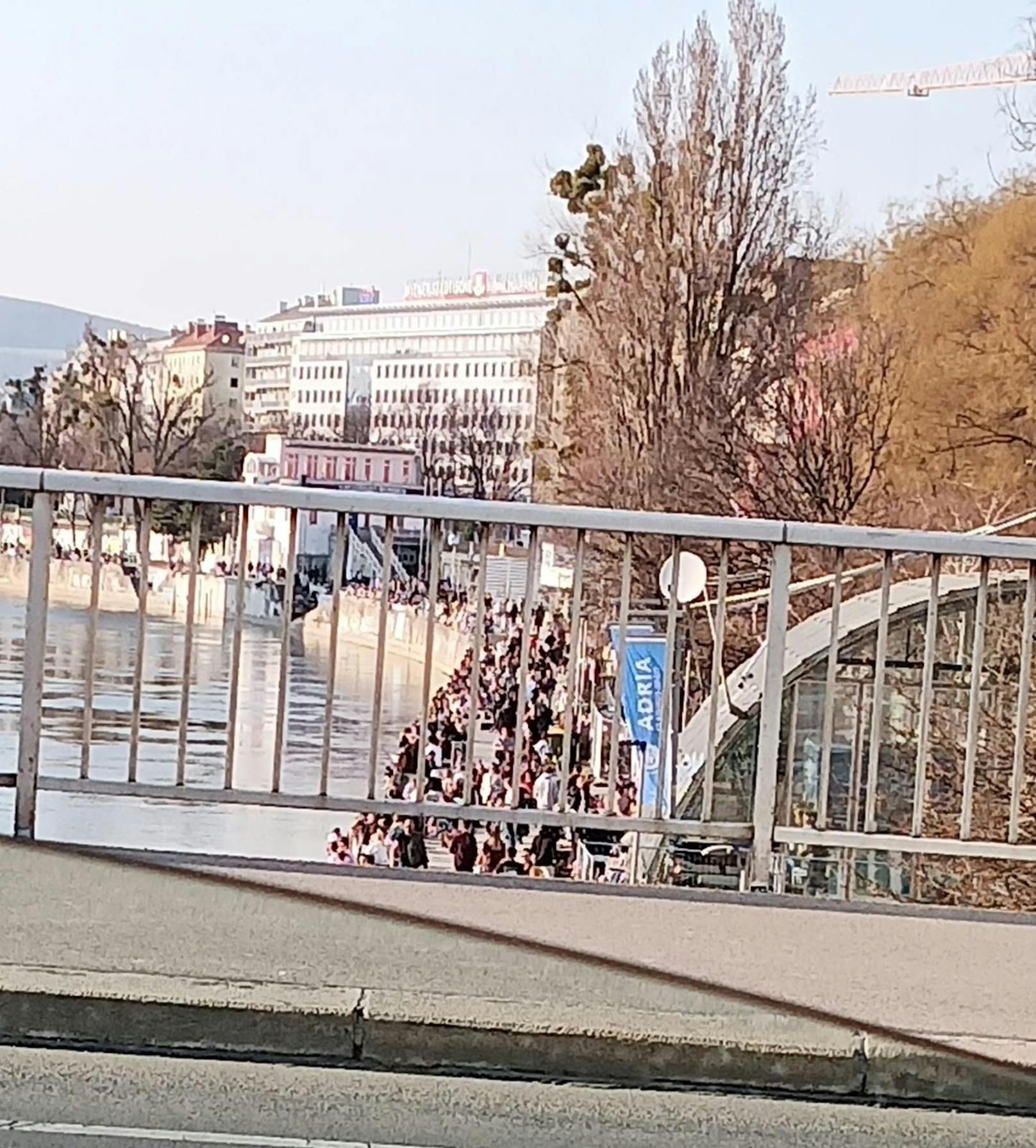 Unzählige Personen waren am Freitag am Donaukanal unterwegs.