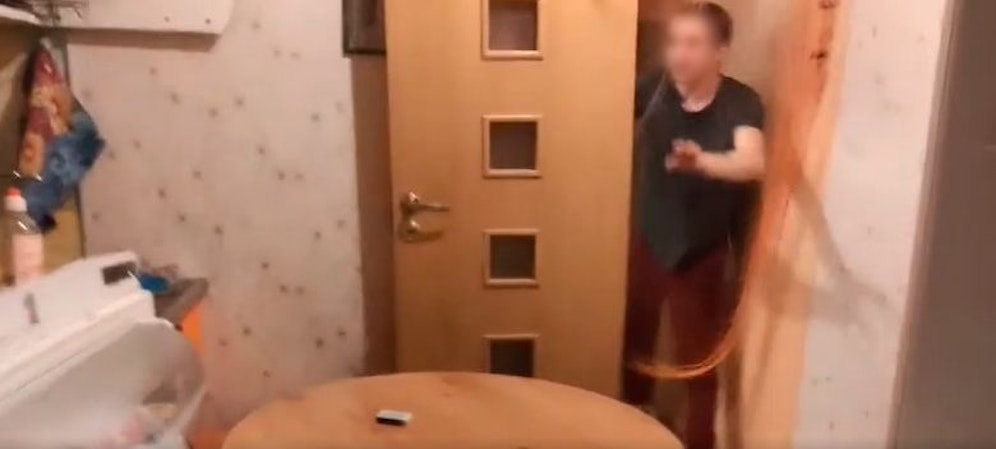 Ihre Tat übertrugen die drei Männer ins Netz.