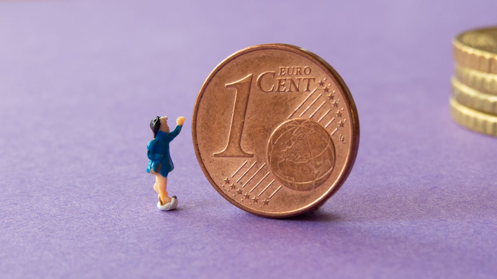 Eine Miniatur vor einer Ein-Cent-Münze. (Symbolbild)