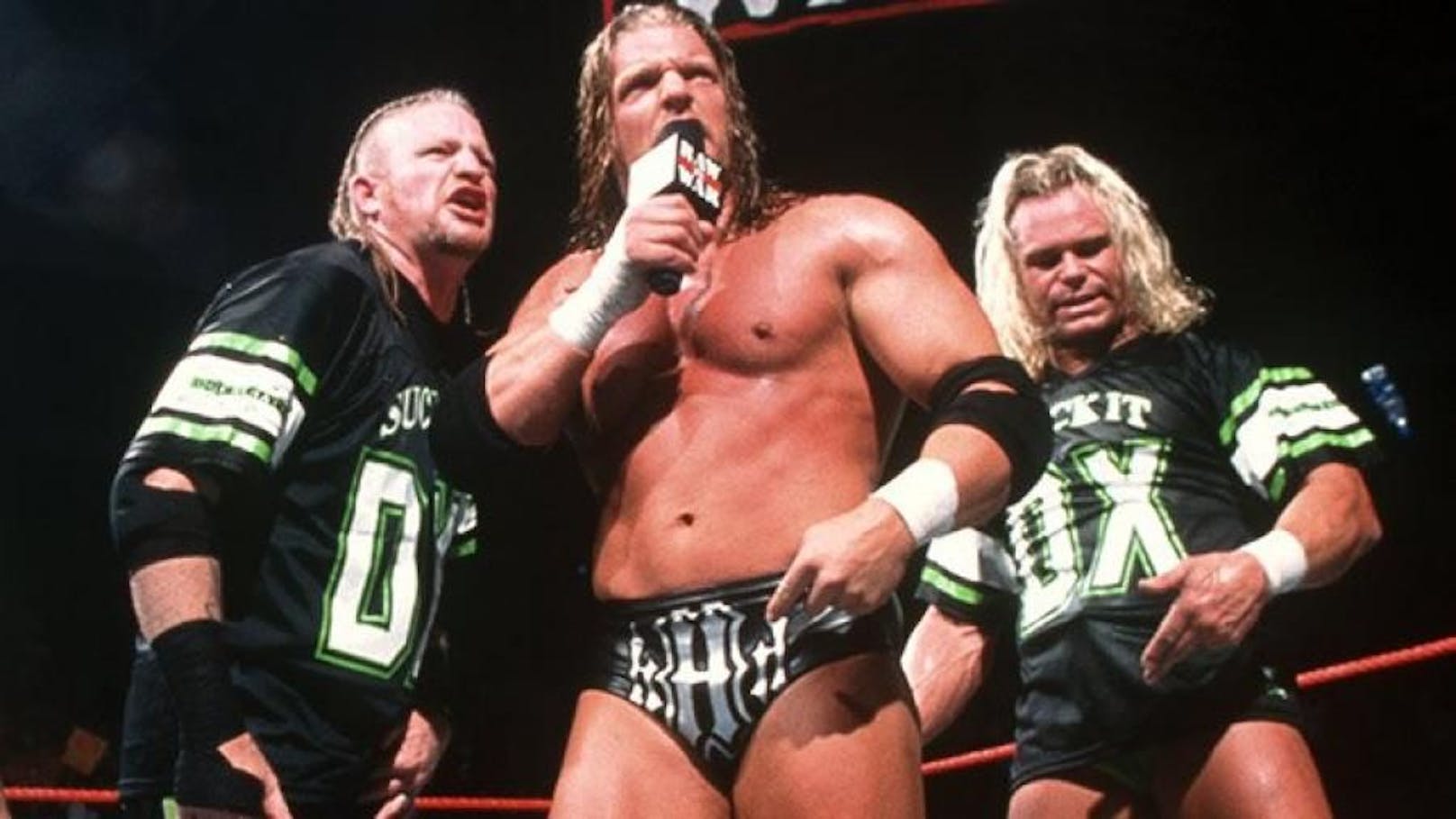 Road Dogg (links) mit Triple H und Billy Gunn