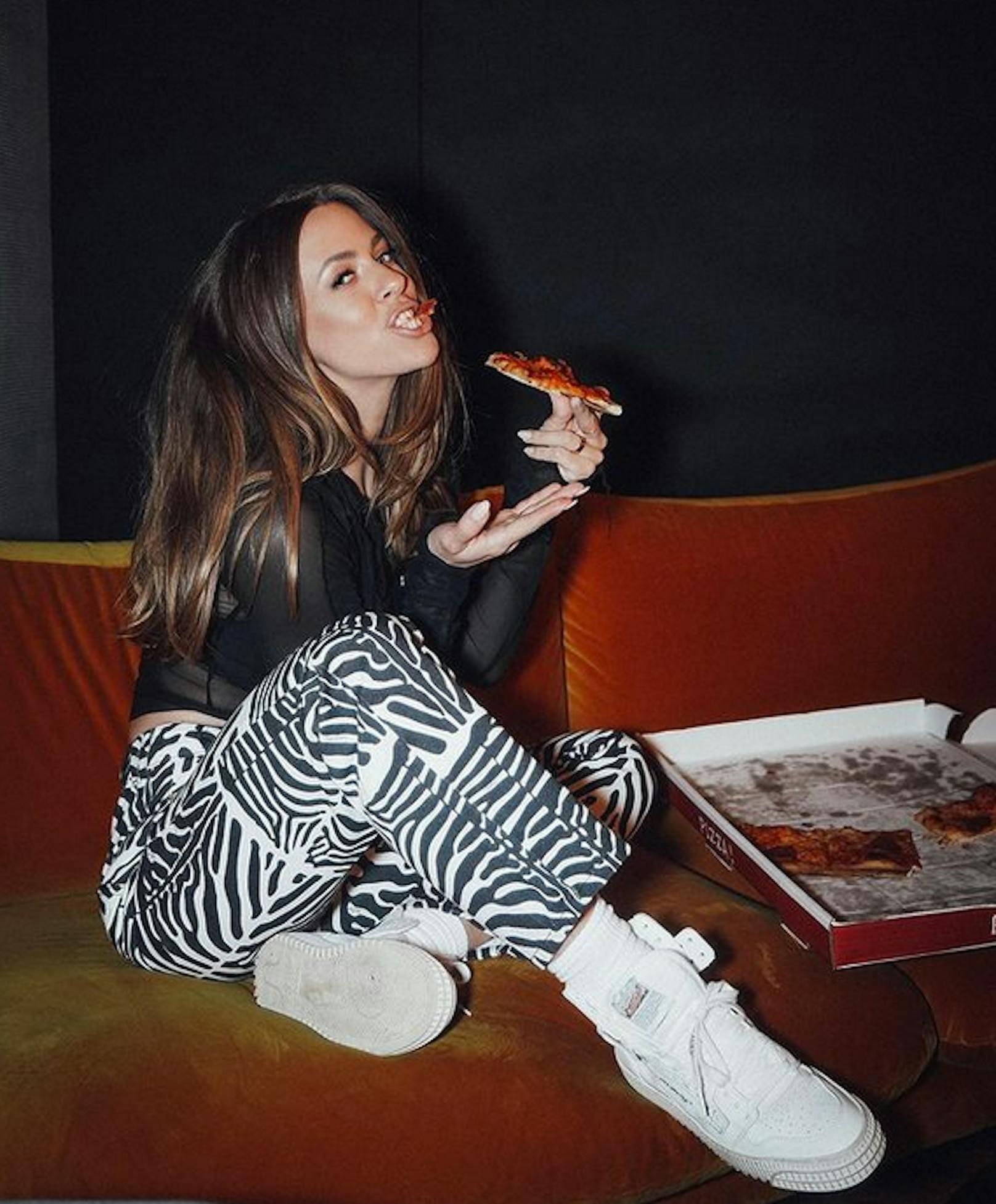 Vanessa Mai gönnt sich zur Feier des Tages ihr "Happy"-Food: Pizza! Die Sängerin hat in dieser Woche ihr mittlerweile 7. Studio-Album "Mai Tai" veröffentlicht.<br>