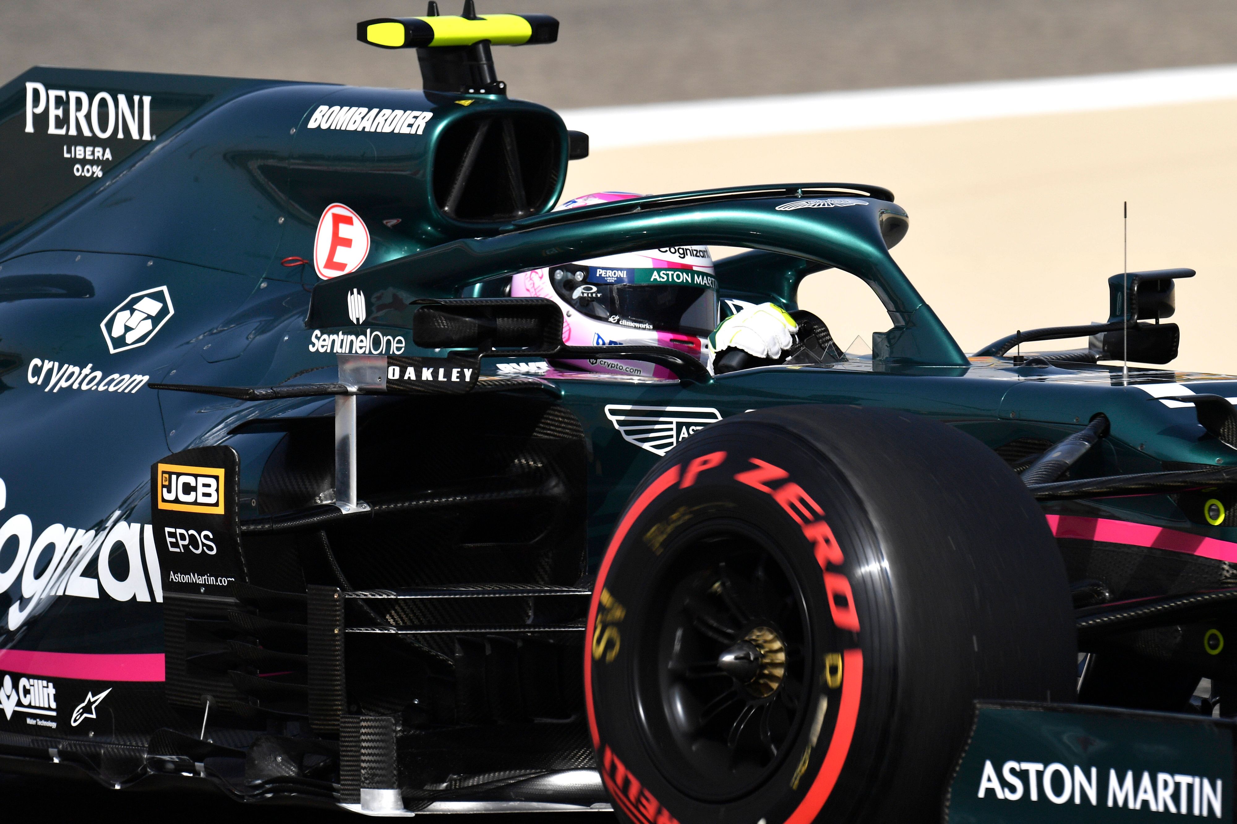 Sebastian Vettel wurde von einem Gegenstand am Helm getroffen. 