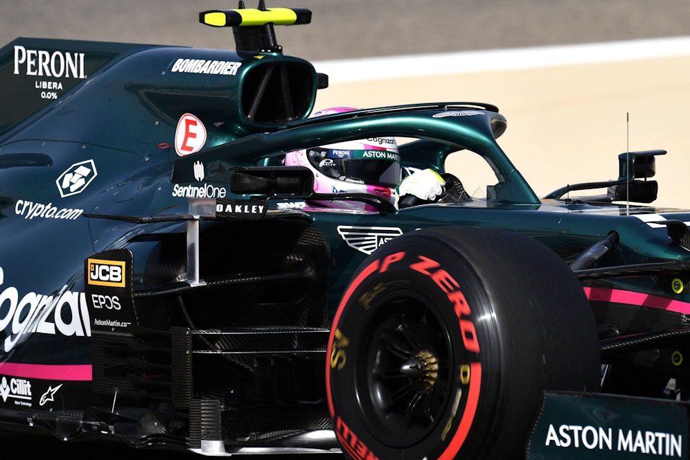 Sebastian Vettel wurde von einem Gegenstand am Helm getroffen. 