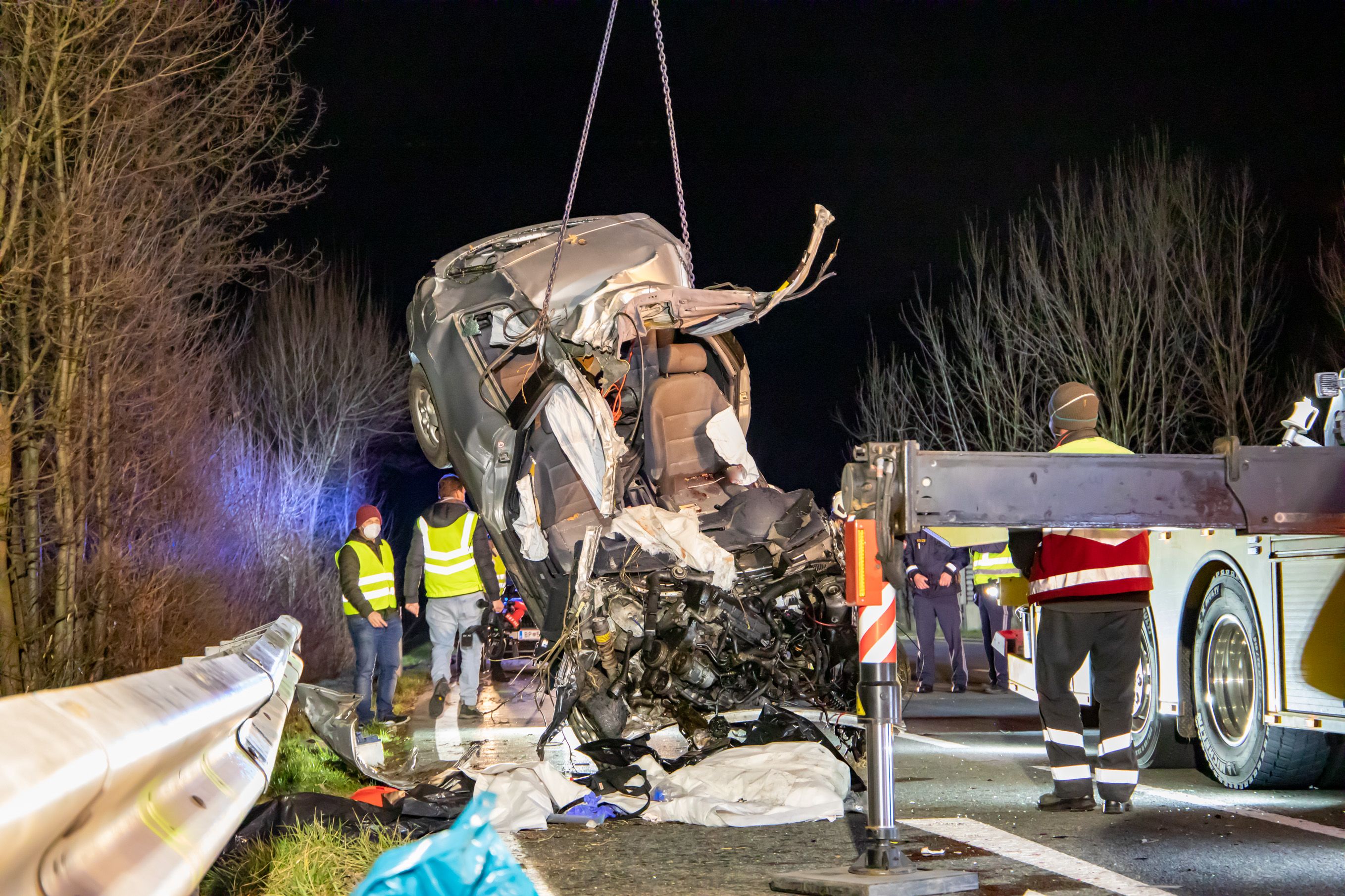 Horrorcrash fordert drei Tote auf B156 bei Anthering.
