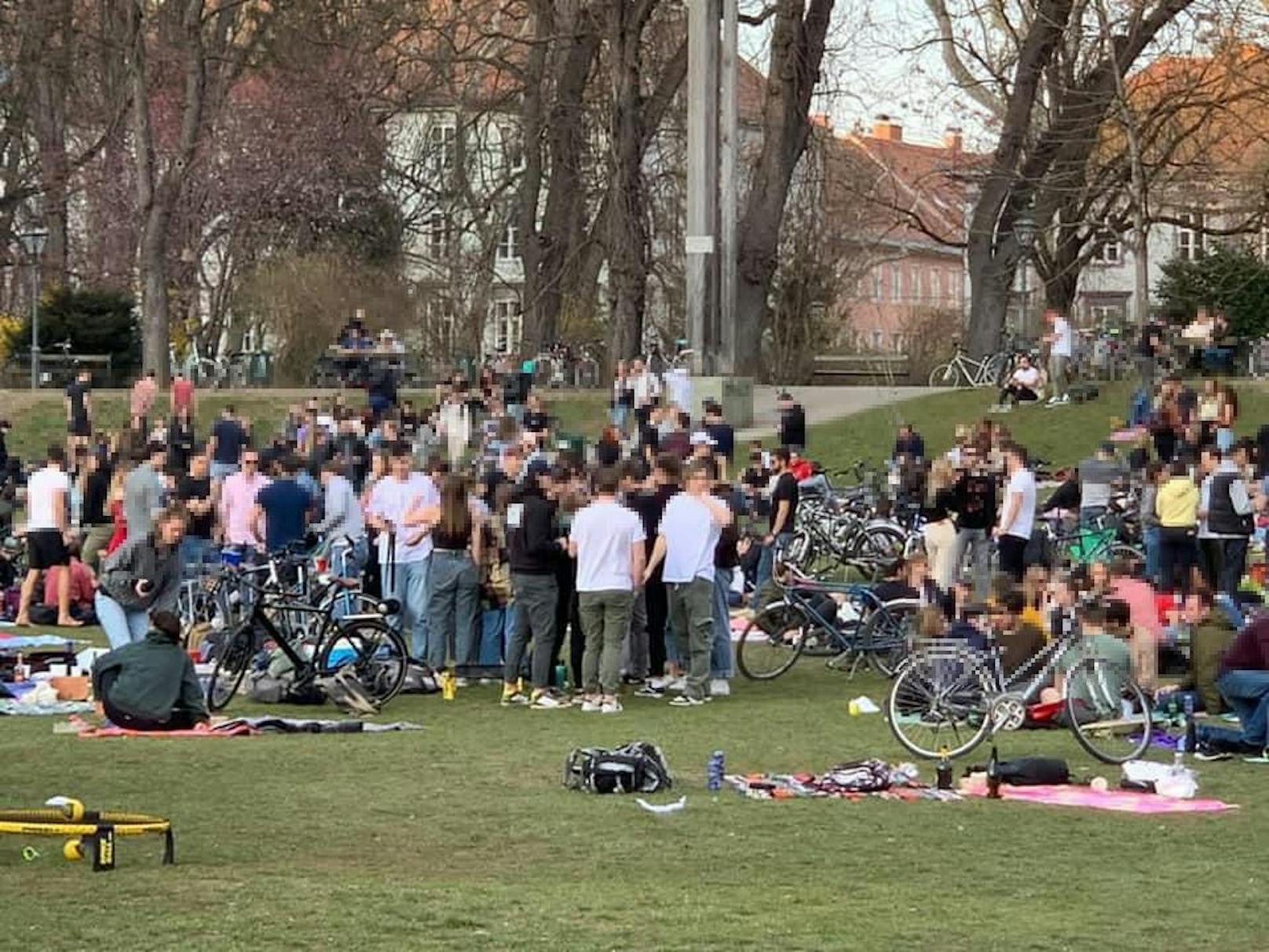 Auflauf von Jugendlichen am Wochenende im Grazer Stadtpark. Ein Experte warnt vor solchen Treffen.