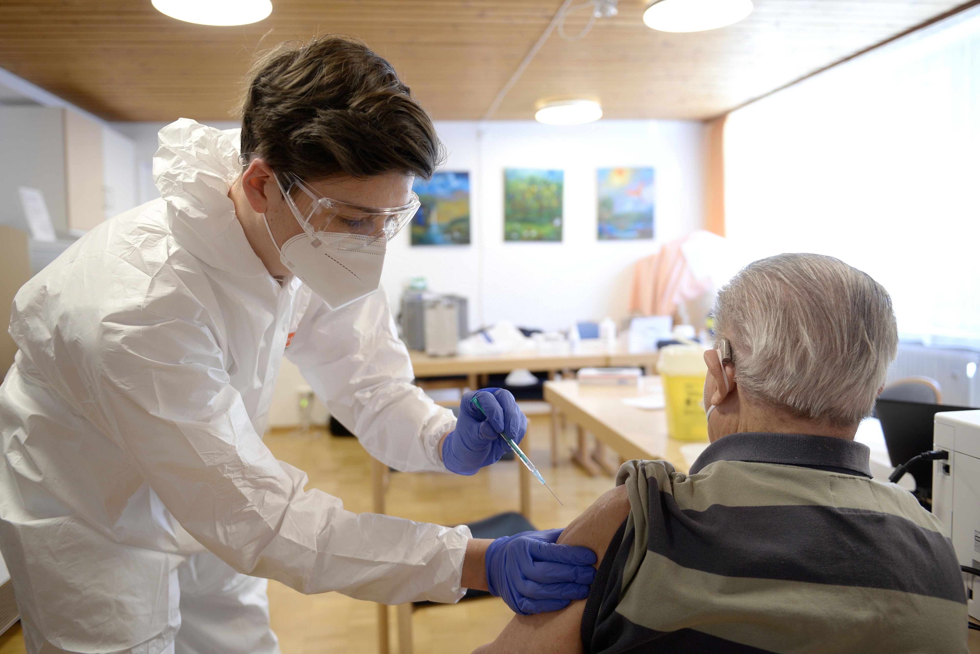 Pensionist erhält Corona-Impfung (Symbolbild).