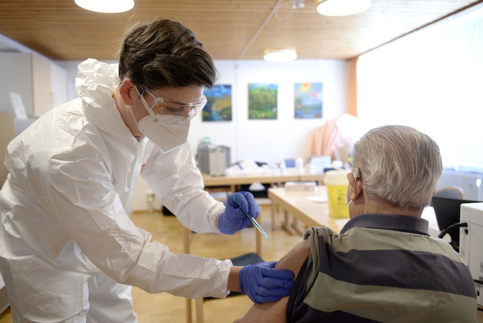 Pensionist erhält Corona-Impfung (Symbolbild).